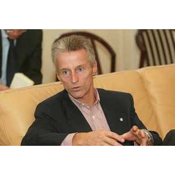 Riccardo Illy (Presidente Regione Autonoma Friuli Venezia Giulia) seduto sul divano