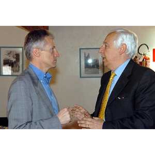 Riccardo Illy (Presidente Regione Autonoma Friuli Venezia Giulia) con Vittorio Zollia (Direttore Centrale della Pianificazione e delle Infrastrutture di Trasporto) (22/04/2005)