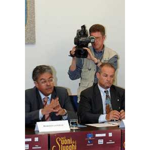 Roberto Antonaz (Assessore regionale all’istruzione, cultura, sport e pace) con Alberto Bergomin (Sindaco di Medea) alla conferenza stampa di presentazione Nei Suoni Dei Luoghi (Trieste, 07/06/06)