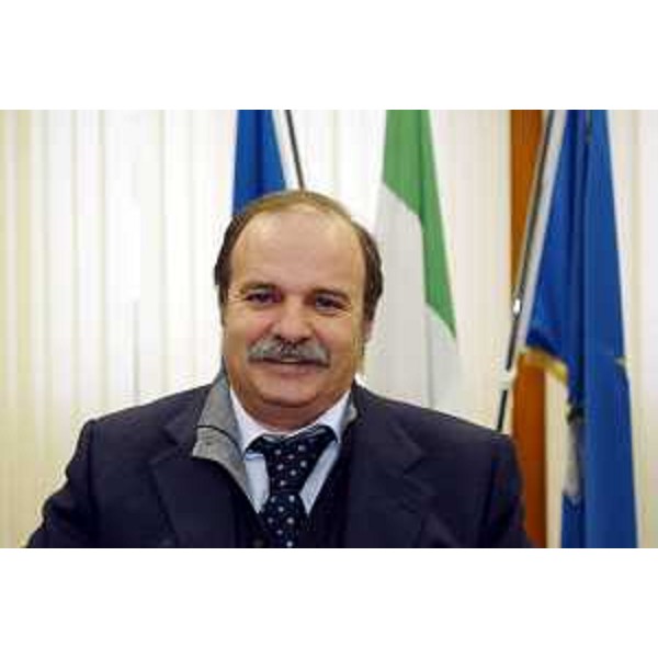 Gianfranco Moretton (Vicepresidente e Assessore regionale all'ambiente, lavori pubblici e protezione civile) - mezzo busto con alle spalle le bandiere