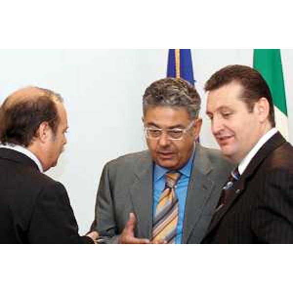 Roberto Antonaz (Assessore regionale all’istruzione, cultura, sport e pace), Enzo Marsilio (Assessore regionale alle risorse agricole, naturali, forestali e montagna) e Gianfranco Moretton (Vicepresidente e Assessore regionale all'ambiente, lavori pubblici e protezione civile) (13/02/2002)