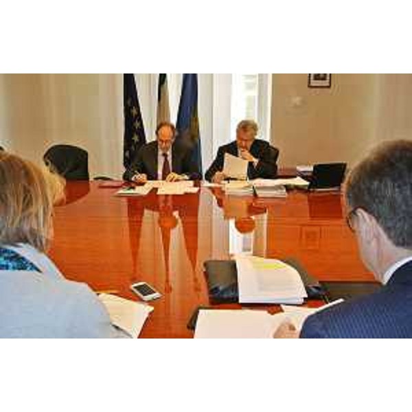 Gianni Torrenti (Assessore regionale Cultura) e Daniele Bertuzzi (Segretario generale Presidenza Giunta FVG) durante la riunione della Giunta regionale - Trieste 14/03/2014