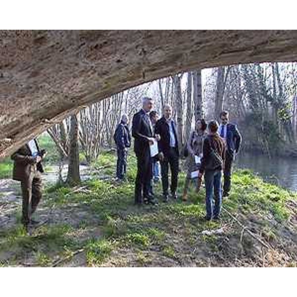 Gli assessori regionali Paolo Panontin (Protezione civile) e Sara Vito (Ambiente) durante il sopralluogo lungo il fiume Ledra - Buja 14/03/2014