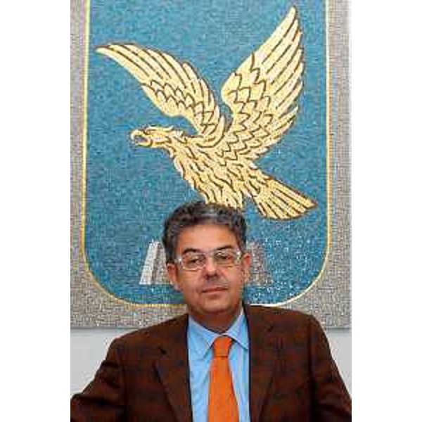 Roberto Antonaz (Assessore regionale all’istruzione, cultura, sport e pace) con alle spalle lo stemma della Regione - mezzo busto