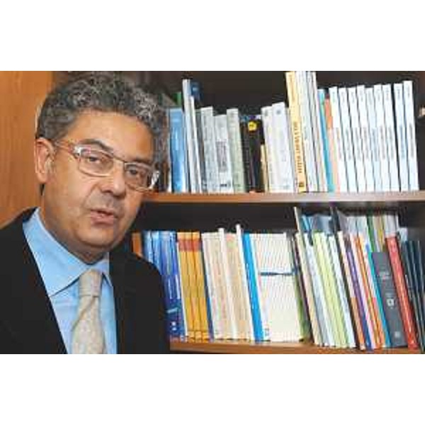 Roberto Antonaz (Assessore regionale all’istruzione, cultura, sport e pace) con alle spalle una libreria - mezzo busto