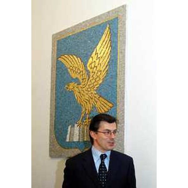 Ezio Beltrame (Assessore regionale alla salute e protezione sociale) con alle spalle lo stemma della Regione