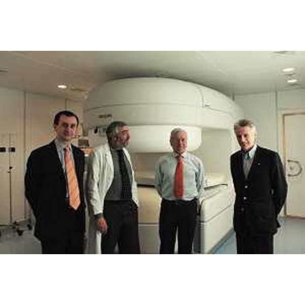 Riccardo Illy (Presidente Regione Friuli Venezia Giulia) e Pier Paolo Guastalla (Primario di Radiologia) all'inaugurazione della risonanza magnetica al Burlo (Trieste, 18/01/06)