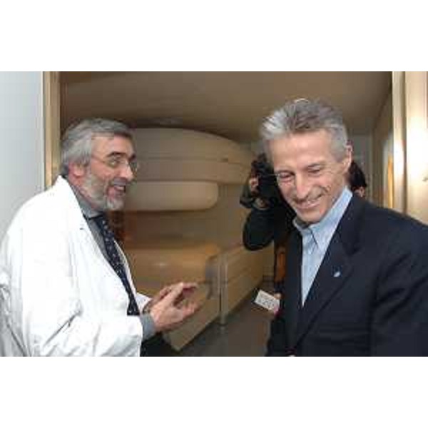 Riccardo Illy (Presidente Regione Friuli Venezia Giulia) e Pier Paolo Guastalla (Primario di Radiologia) all'inaugurazione della risonanza magnetica al Burlo (Trieste, 18/01/06)