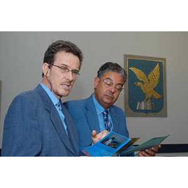 Roberto Antonaz (Assessore Regionale all'istruzione, cultura, sport e pace) e Claudio Gerin (rappresentante dell'organizzazione non governativa "Alisei") (Trieste, 10/08/05)