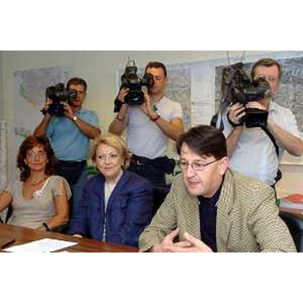 Lodovico Sonego (Assessore Regionale alla pianificazione territoriale, energia, mobilità e infrastrutture di trasporto) firma convenzione con INAIL (Trieste, 05/08/05)