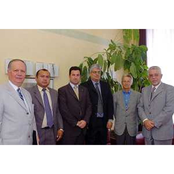 Riccardo Illy (Presidente Regione Friuli Venezia Giulia) e Franco Iacop (Assessore Regionale per le relazioni internazionali, comunitarie e autonomie locali) con una delegazione di venezuelani (Trieste, 26/07/05)