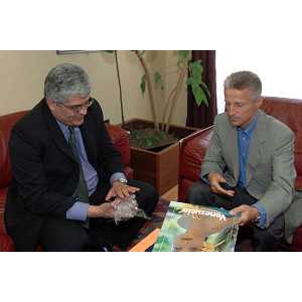 Riccardo Illy (Presidente Regione Friuli Venezia Giulia) incontra Rodrigo Oswaldo Chavez Samudio (Ambasciatore del Venezuela in Italia) (Trieste, 26/07/05)