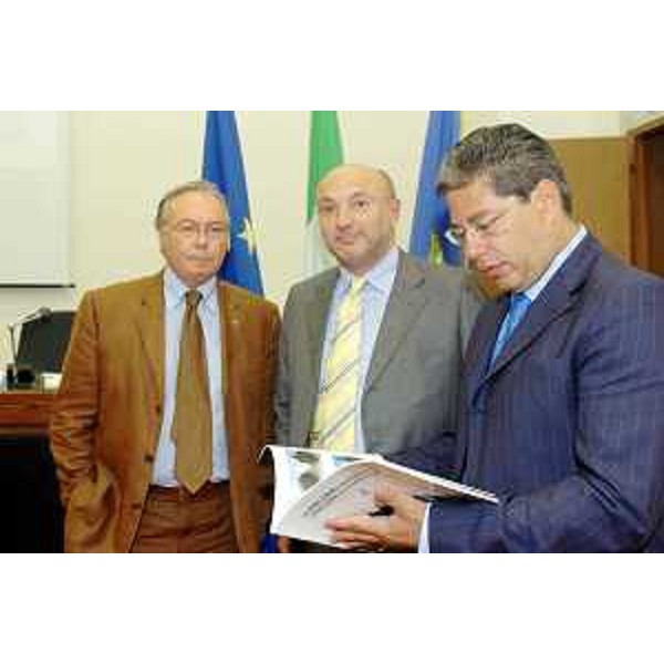 Enrico Bertossi (Assessore Regionale alle attività produttive), Italo Tavoschi (Direttore AIAT) e Luciano Gallerini (Assessore al turismo di Udine) (Udine, 25/07/05)