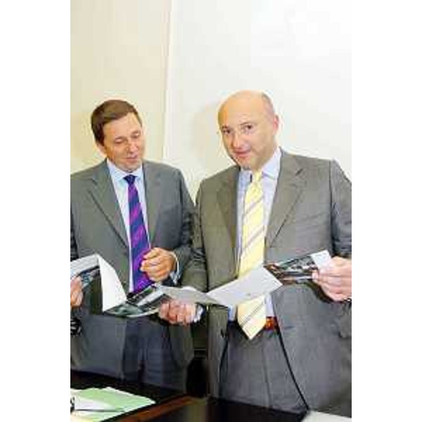 Enrico Bertossi (Assessore Regionale alle attività produttive) con il sindaco del comune di Forgaria per progetto Albergo Diffuso (Udine, 25/07/05)