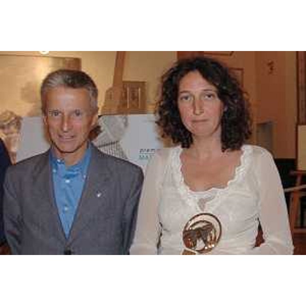 Riccardo Illy (Presidente Regione Friuli Venezia Giulia) premia Gabriella Simoni (Giornalista di Studio Aperto Italia 1) al Premio Lucchetta (Trieste, 23/07/05)