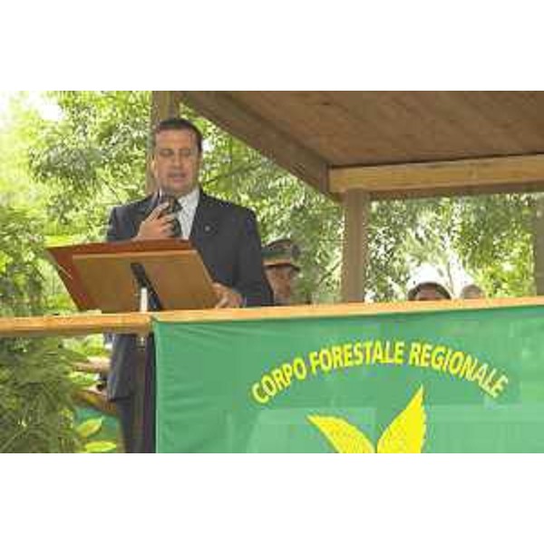 Enzo Marsilio (Assessore Regionale alle risorse agricole, naturali, forestali e montagna) ed Augusto Viola (Direttore centrale delle Risorse Agricole, Naturali e Forestali e Montagna) alla festa del Corpo Forestale (Gorizia, 12/07/05)