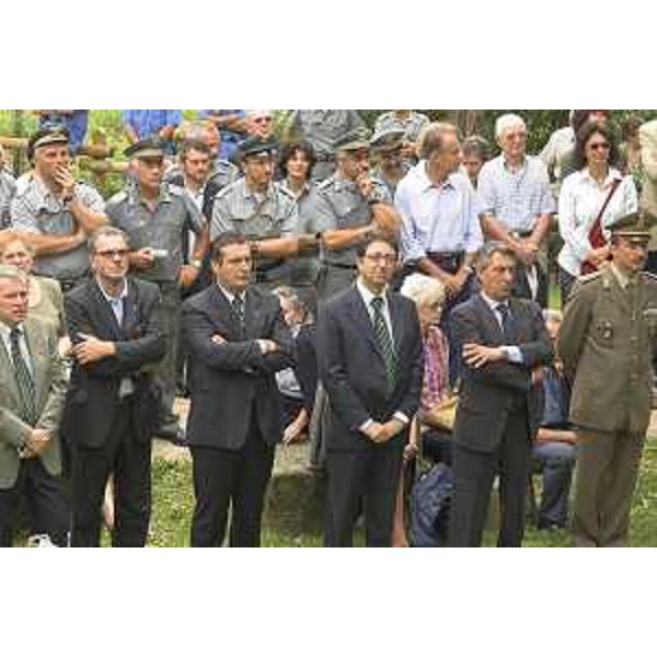 Enzo Marsilio (Assessore Regionale alle risorse agricole, naturali, forestali e montagna) ed Augusto Viola (Direttore centrale delle Risorse Agricole, Naturali e Forestali e Montagna) alla festa del Corpo Forestale (Gorizia, 12/07/05)