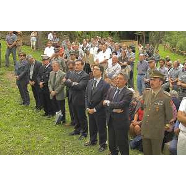 Enzo Marsilio (Assessore Regionale alle risorse agricole, naturali, forestali e montagna) ed Augusto Viola (Direttore centrale delle Risorse Agricole, Naturali e Forestali e Montagna) alla festa del Corpo Forestale (Gorizia, 12/07/05)