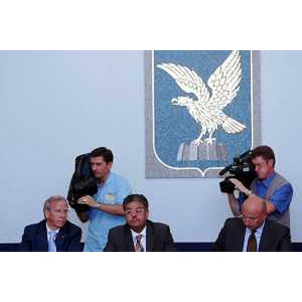 Roberto Antonaz (Assessore Regionale all'istruzione, cultura, sport e pace), Enrico Bertossi (Assessore Regionale alle attività produttive) ed Emilio Felluga (presidente esecutivo degli Eyof) alla conferenza stampa "Lignano 2005" (Trieste, 12/07/05)