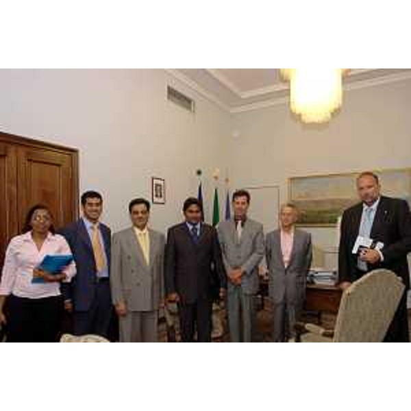 Riccardo Illy (Presidente Regione Friuli Venezia Giulia) e Roberto Cosolini (Assessore Regionale al lavoro, formazione, università e ricerca) ricevono la delegazione del Ministero della Scienza e della Tocnologia del Sudafrica (Trieste, 11/07/05)