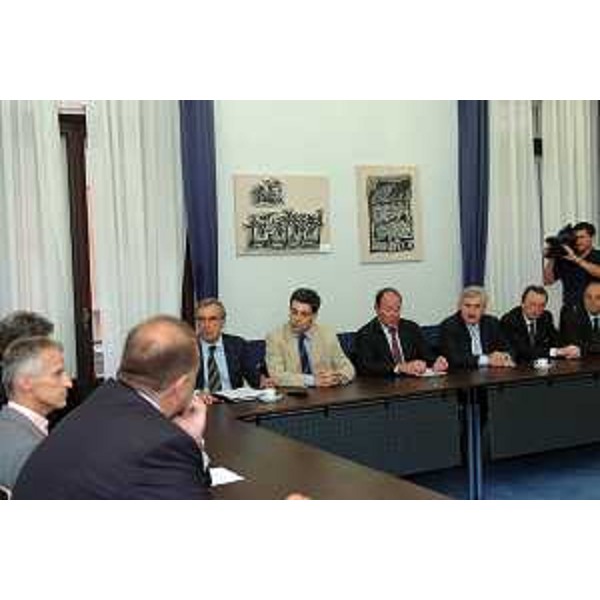 Riccerdo Illy (Presidente Regione Friuli Venezia Giulia) e Roberto Cosolini (Assessore Regionale al lavoro, formazione, università e ricerca) ricevono la delegazione dell'Unione triveneta dei Consigli dell'Ordine degli Avvocati (Trieste, 11/07/05)