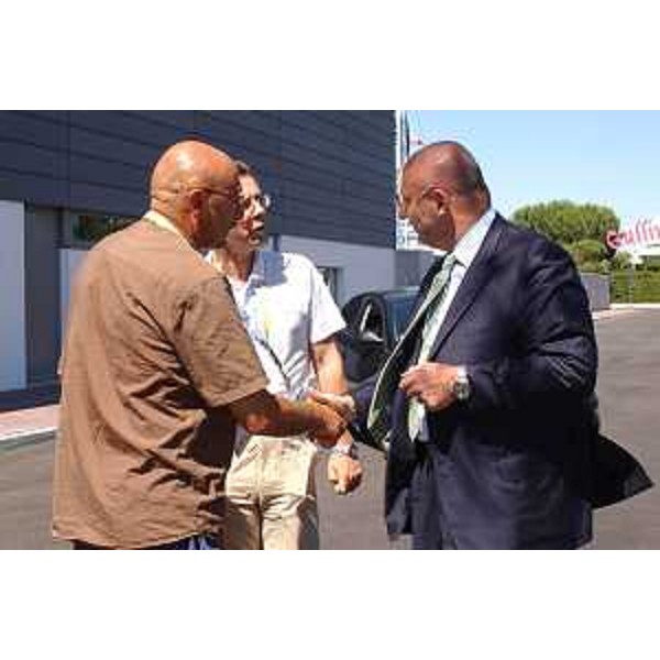 Enrico Bertossi (Assessore Regionale alle attività produttive) viene accolto da Bosello (Assessore Comunale) (Lignano Sabbiadoro, 08/07/05)