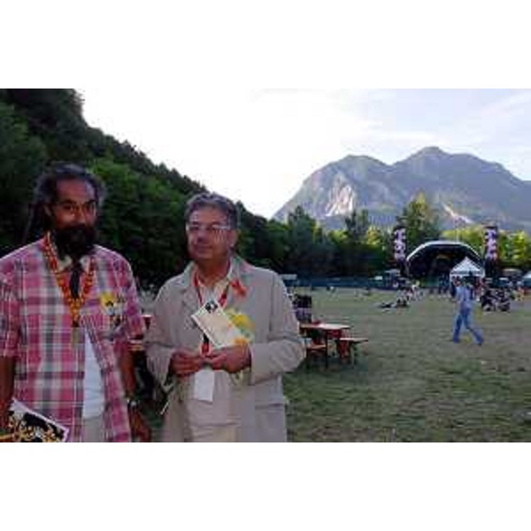 Roberto Antonaz (Assessore Regionale all'istruzione, cultura, sport e pace) visita Rototom Sun Splash (Osoppo, 06/07/05)