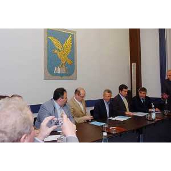 Riccardo Illy (Presidente Regione Friuli Venezia Giulia) e Franco Iacop (Assessore Regionale per le relazioni internazionali, comunitarie e autonomie locali) ricevono la delegazione di Kaliningrad (Trieste, 05/07/05)