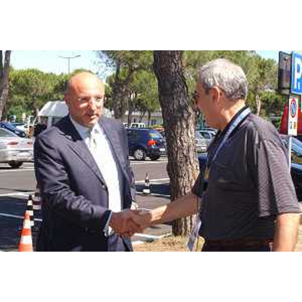 Enrico Bertossi (Assessore Regionale alle attività produttive) viene accolto dal Segretario Generale EYOF 2005 Baldassini (Lignano, 02/07/05)