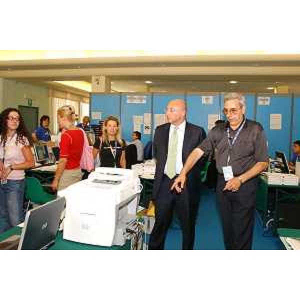 Enrico Bertossi (Assessore Regionale alle attività produttive) in visita centro accoglienza GE. TUR. (Lignano, 02/07/05)