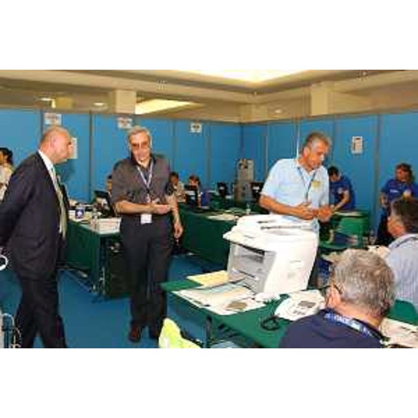 Enrico Bertossi (Assessore Regionale alle attività produttive) in visita centro accoglienza GE. TUR. (Lignano, 02/07/05)