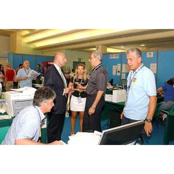 Enrico Bertossi (Assessore Regionale alle attività produttive) in visita al centro accoglienza accompagnato dal Segretario Generale di EYOF 2005 Baldassini (Lignano, 02/07/05)