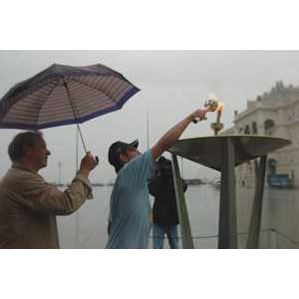 Partenza del tedoforo con il fuoco olimpico da Trieste (Trieste, 01/07/05)