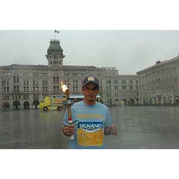 Partenza del tedoforo con il fuoco olimpico da Trieste (Trieste, 01/07/05)