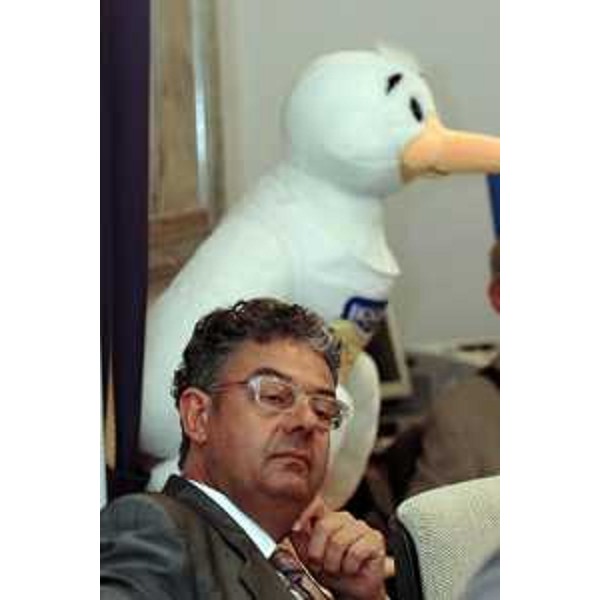 Roberto Antonaz (Assessore Regionale all'istruzione, cultura, sport e pace) con la mascotte di EYOF 2005 (Trieste, 29/06/05)