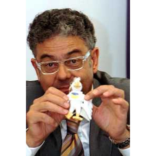 Roberto Antonaz (Assessore Regionale all'istruzione, cultura, sport e pace) con la mascotte di EYOF 2005 (Trieste, 29/06/05)