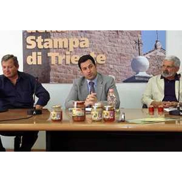 Franco Iacop (Assessore Regionale per le relazioni internazionali, comunitarie e autonomie locali), Livio Dorigo (presidente dell'Associazione Apicoltori della provincia di Trieste) e Hile Hila (presidente dell'associazione Apicoltori di Lezhe) (Trieste, 29/06/05)