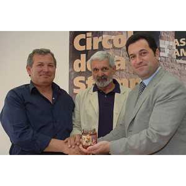 Franco Iacop (Assessore Regionale per le relazioni internazionali, comunitarie e autonomie locali), Livio Dorigo (presidente dell'Associazione Apicoltori della provincia di Trieste) e Hile Hila (presidente dell'associazione Apicoltori di Lezhe) (Trieste, 29/06/05)