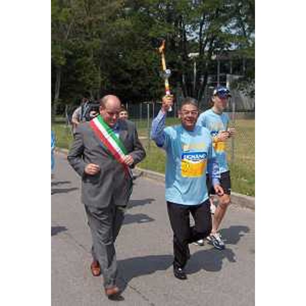 Roberto Antonaz (Assessore Regionale all'istruzione, cultura, sport e pace) primo tedoforo parte con la fiaccola da Codroipo (Trieste, 28/06/05)