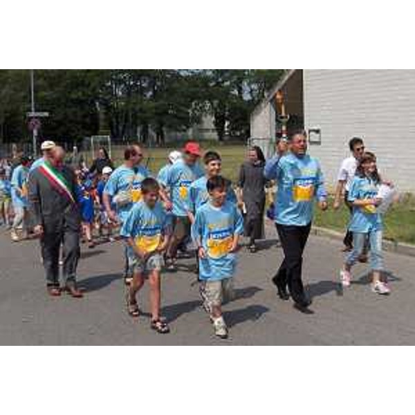 Roberto Antonaz (Assessore Regionale all'istruzione, cultura, sport e pace) primo tedoforo parte con la fiaccola da Codroipo (Trieste, 28/06/05)