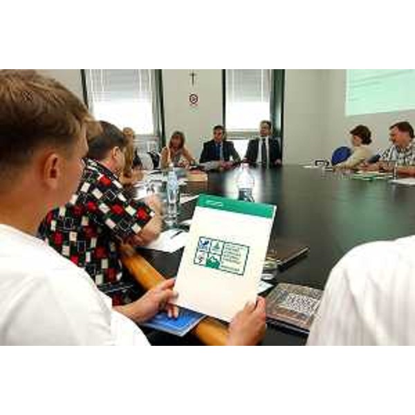 Enzo Marsilio (Assessore Regionale alle risorse agricole, naturali, forestali e montagna) incontra delegazione russa (Udine, 27/06/05)