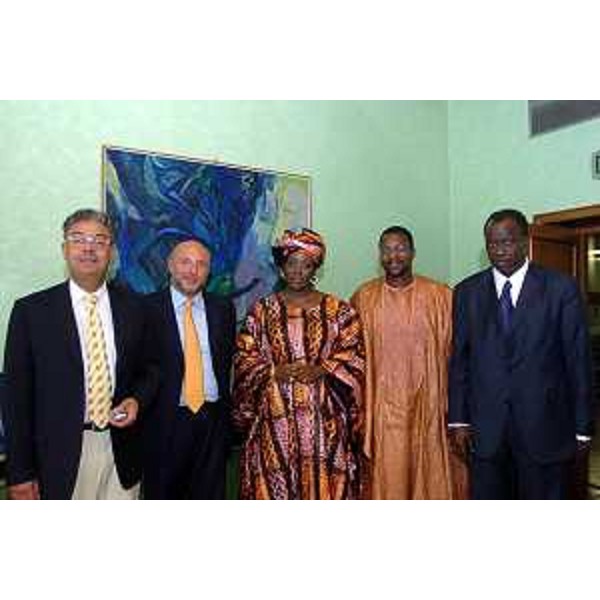 Roberto Antonaz (Assessore Regionale all'istruzione, cultura, sport e pace) ed Enrico Bertossi (Assessore Regionale alle attività produttive) incontrano Maimouna Sourang Ndir (Ministro della Piccola e Media Impresa, dell'Imprenditoria Femminile e della Microfinanza del Senegal) (Trieste, 27/06/05)