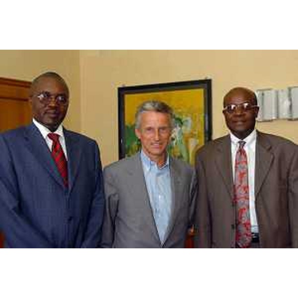 Riccardo Illy (Presidente Regione Friuli Venezia Giulia) riceve Zaddock M. Syongoh (vice ministro per l'Industria ed il commercio del Kenia) (Trieste, 27/06/05)