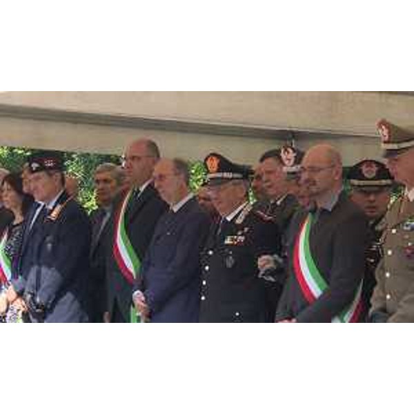 I presenti, tra cui il vicepresidente della Regione FVG, Riccardo Riccardi, alla cerimonia che si è svolta a Peteano, in Comune di Sagrado, a ricordo dei tre carabinieri uccisi in un attentato il 31 maggio del 1972