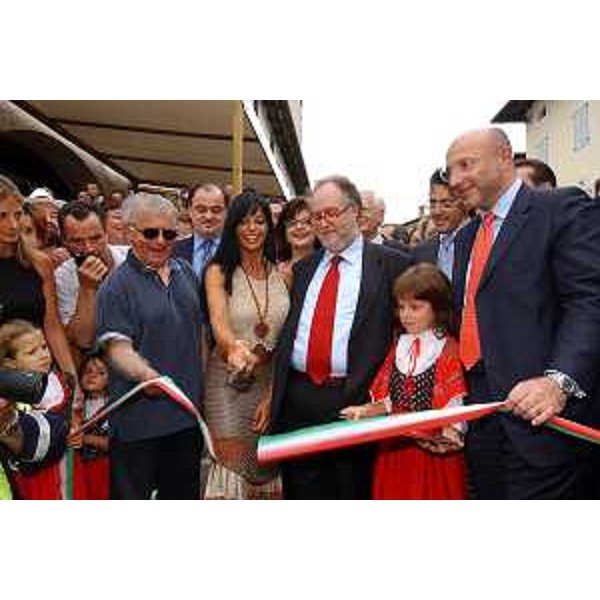 Enrico Bertossi (Assessore Regionale alle attività produttive) con Natalia Estrada, Edoardo Raspelli e Don Mazzi all'inaugurazione di "Aria di Festa" (San Daniele del Friuil, 24/06/05)