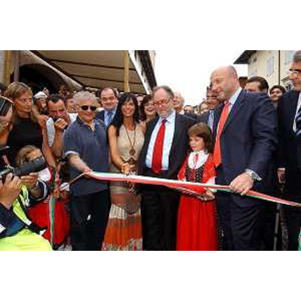 Enrico Bertossi (Assessore Regionale alle attività produttive) con Natalia Estrada, Edoardo Raspelli e Don Mazzi all'inaugurazione di "Aria di Festa" (San Daniele del Friuil, 24/06/05)