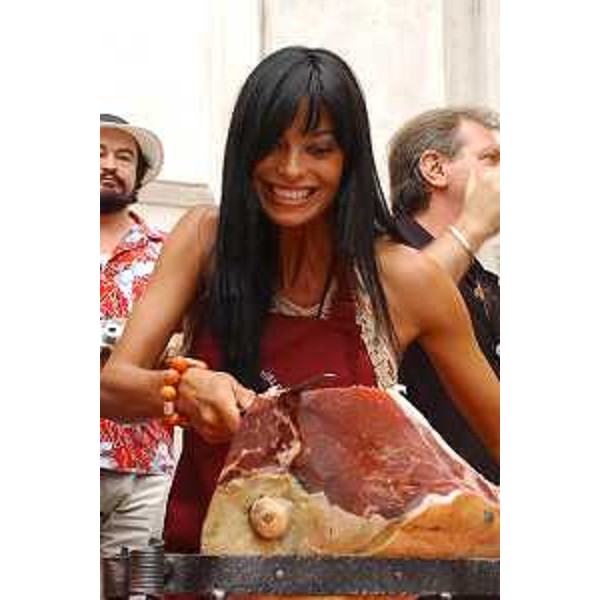 Natalia Estrada taglia il prosciutto di San Daniele all'inaugurazione di "Aria di Festa" (San Daniele del Friuil, 24/06/05)