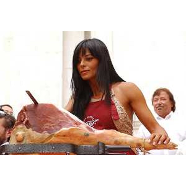Natalia Estrada taglia il prosciutto di San Daniele all'inaugurazione di "Aria di Festa" (San Daniele del Friuil, 24/06/05)