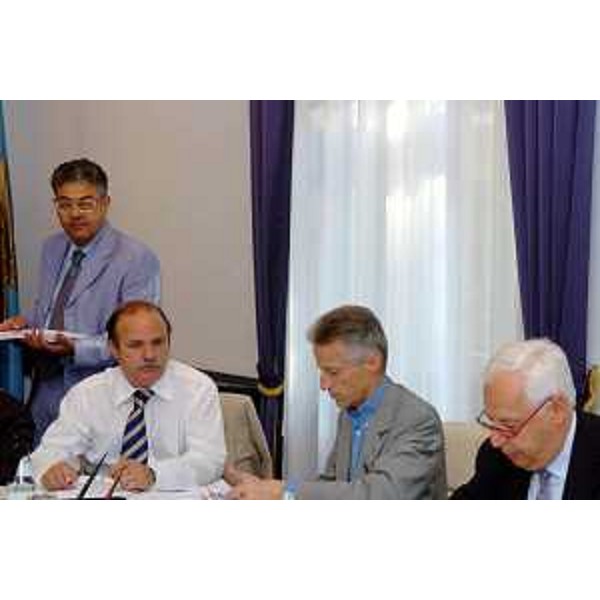 Antonaz (Assessore regionale Cultura), Moretton (Assessore regionale Ambiente e LLPP), Illy (Presidente FVG) e Zollia (Segretario generale) in riunione di Giunta a Trieste. (Trieste 24/06/05)