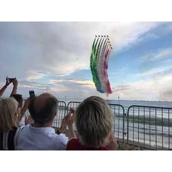 L’esibizione della Pattuglia acrobatica nazionale "Frecce Tricolori" alla manifestazione aerea ‘Viva Lignano’
